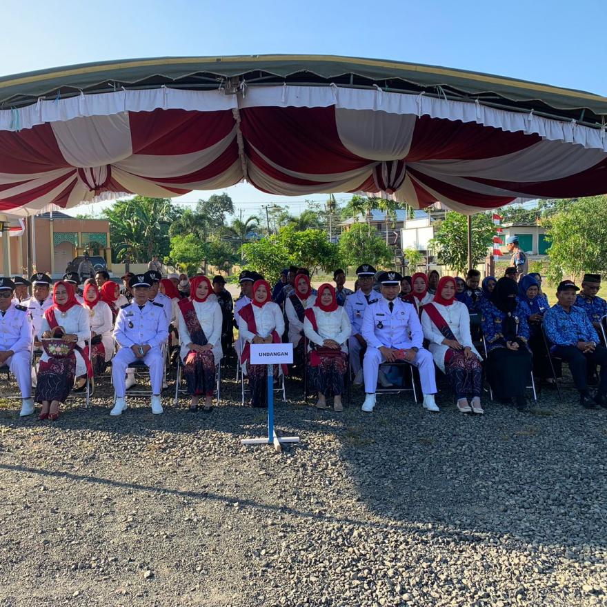 Pemerintah Desa Desa mangkalawat Mengikuti Upacara Bendera Di Halaman Kantor Kecamatan Mataraman